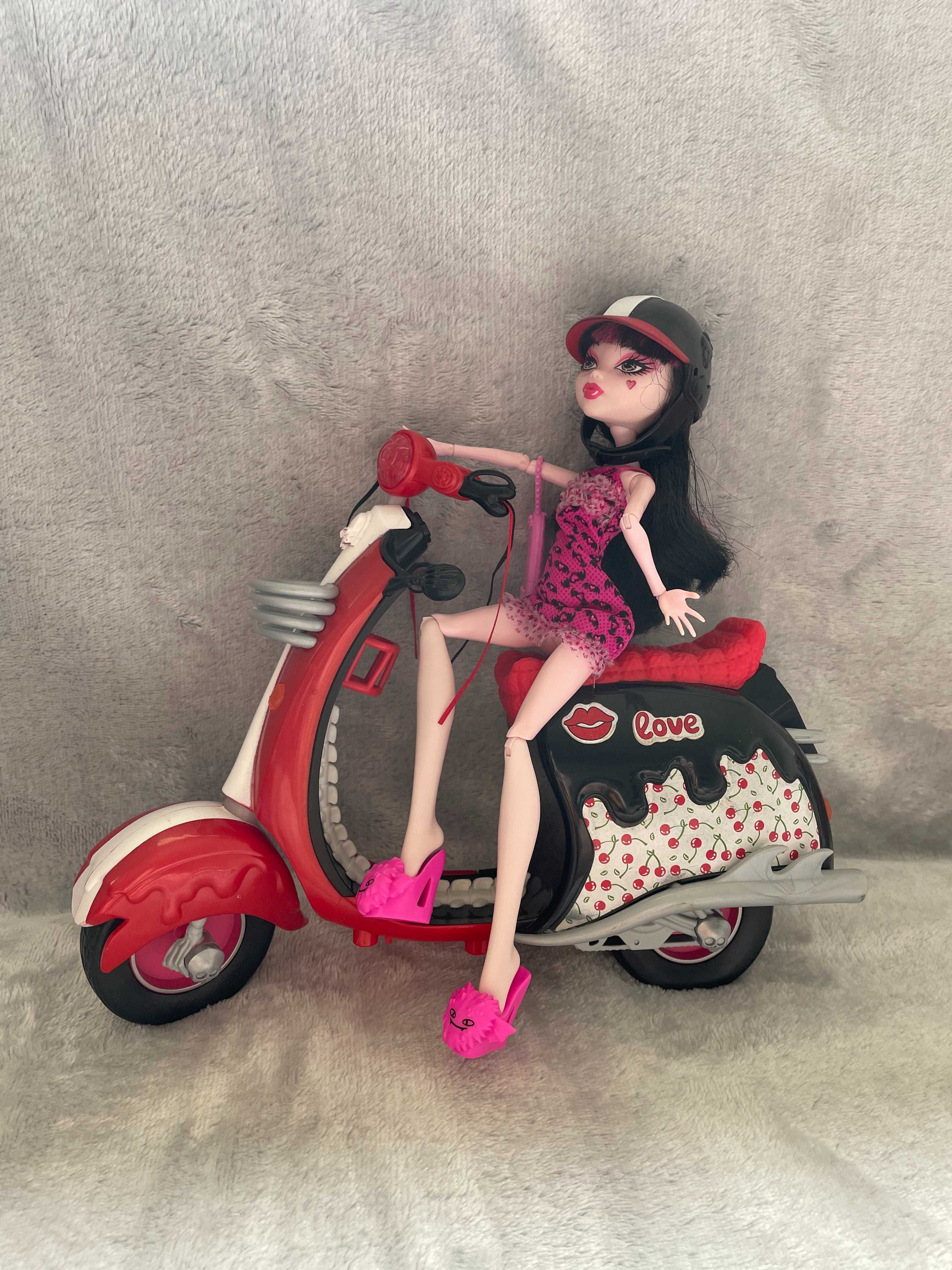 Lalka Monster High Draculaura, skuter