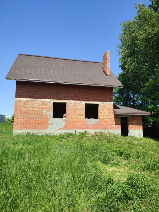 Продам добротний,двоповерховий цегляний будинок(недострой).