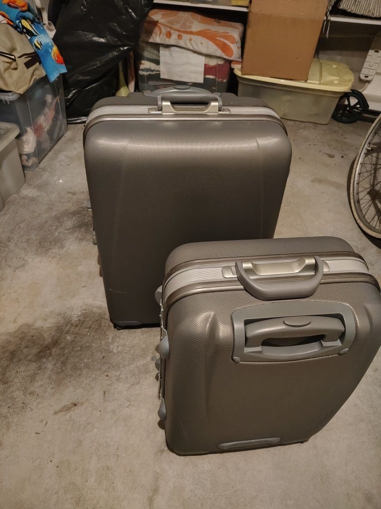 Malas de viagem  cinzentas