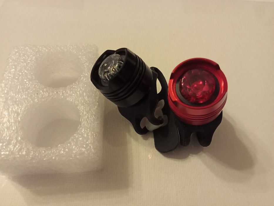 Lampka rowerowa . Reflektor LED. Wbudowany akumulator