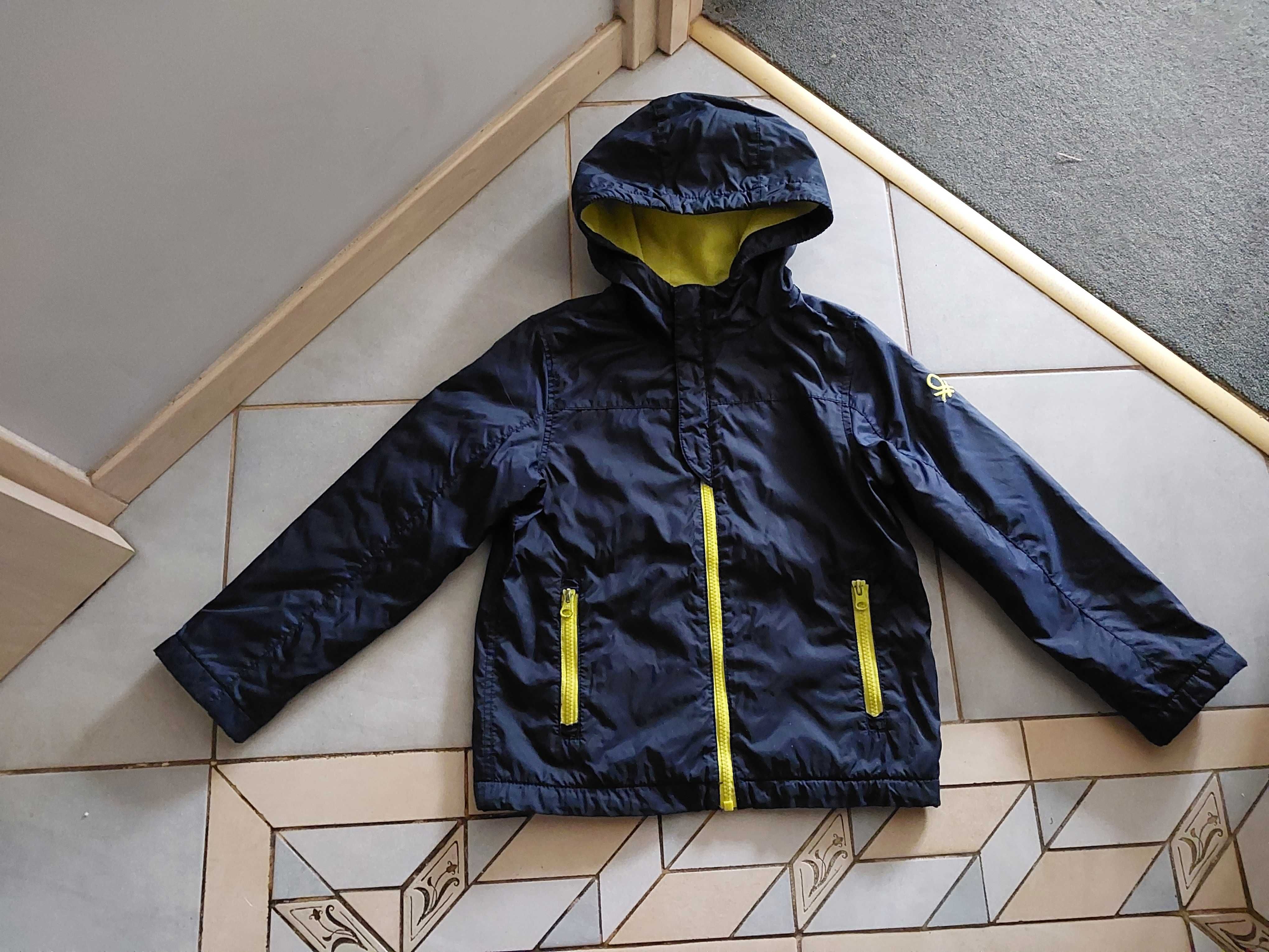 Kurtka na polarze BENETTON rozm. 128-134 cm.
