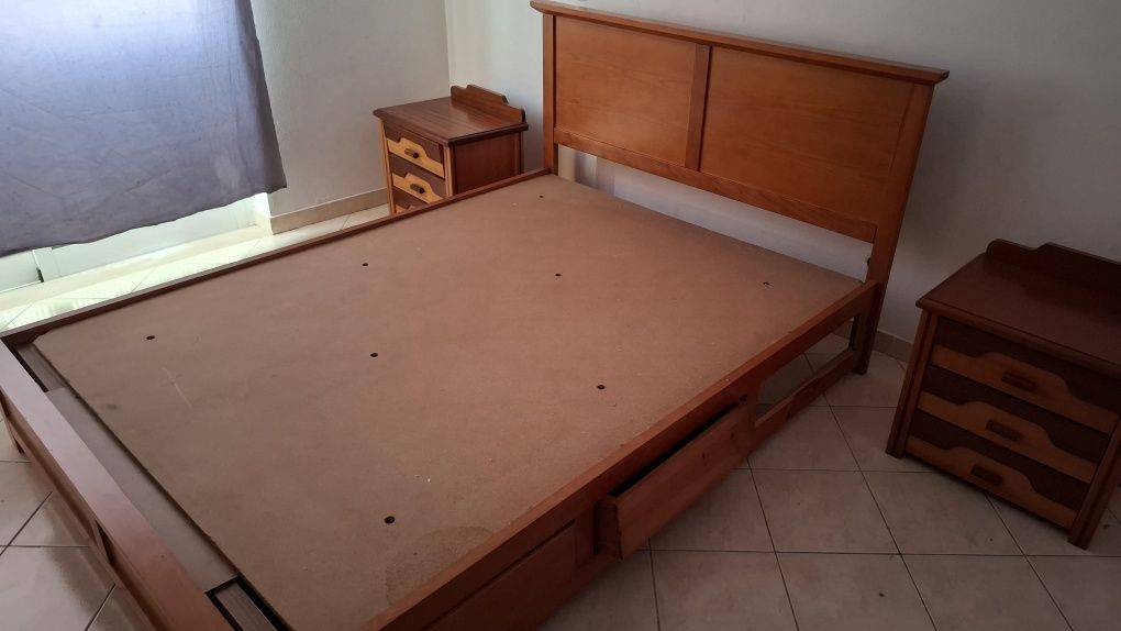 Cama com mesas de cabeceira em madeira maciça