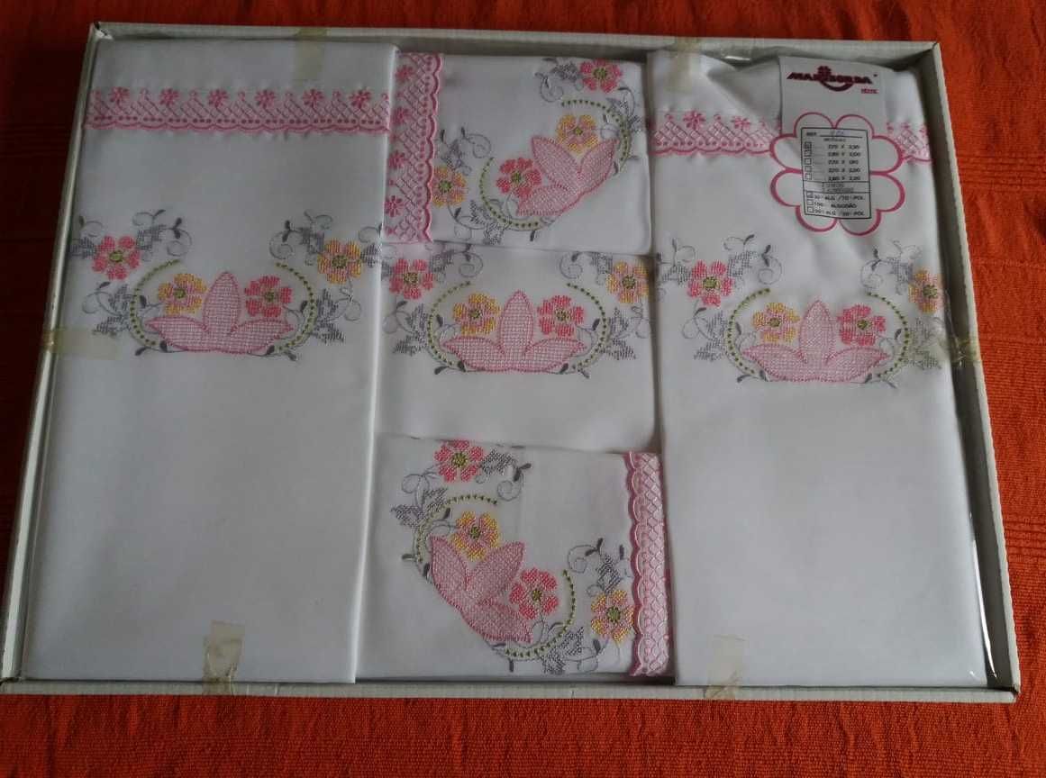Pano de Camila em Renda; Lençóis Bordados e Colcha Bordada Novos