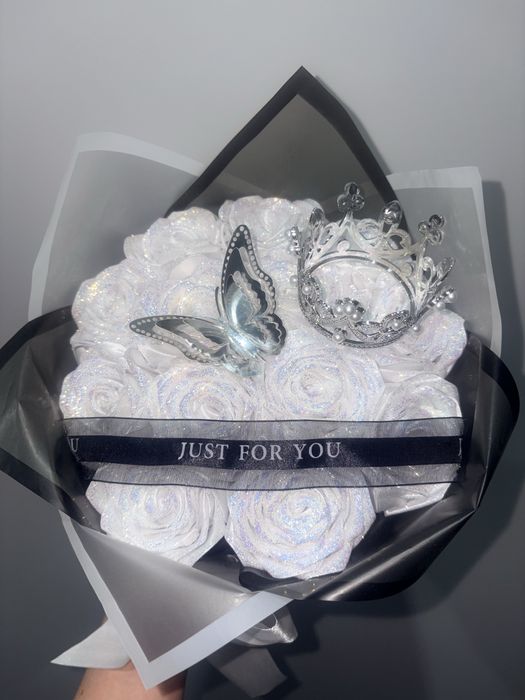 Wieczne róże ze wstążki satynowej