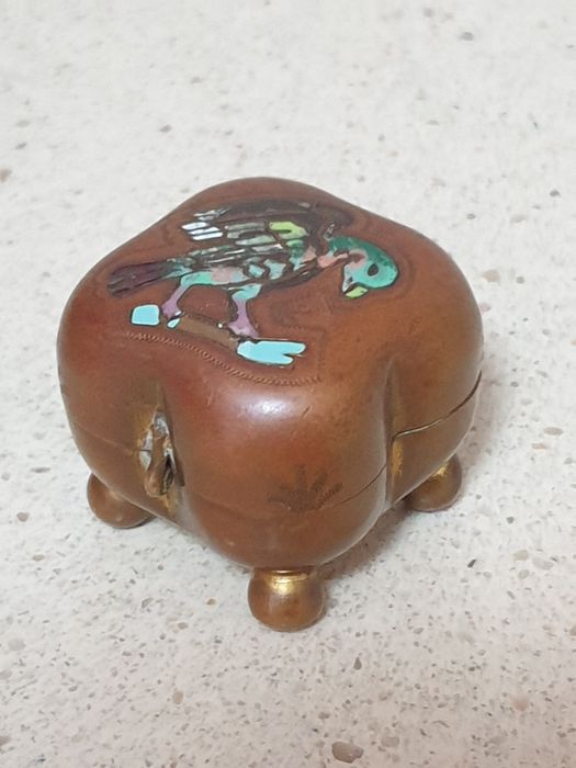 Pequena, rara antiga caixa guarda joias em cobre dourado com esmalte