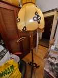 lampa drewniana podłogowa