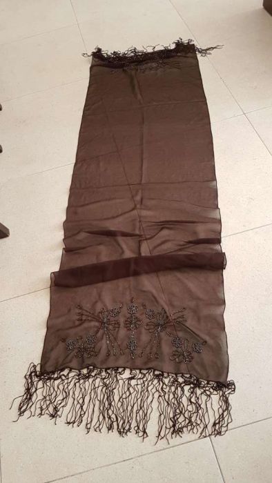 Echarpes preto e castanho