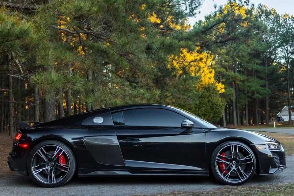 2020    Audi   R8