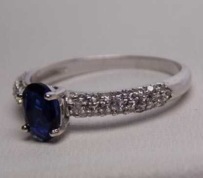 Srebrny pierścionek szafirowy kamień i cyrkonie R.21.