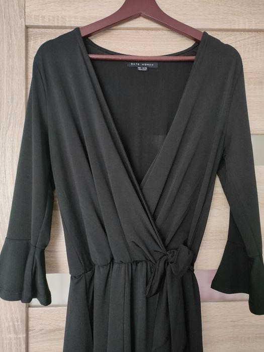 Czarny kombinezon krótki z szerokimi rękawami z przekładanym dekoltem