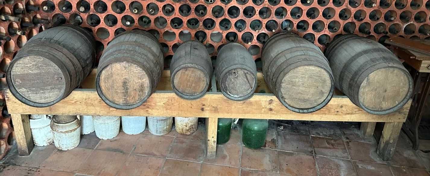 Antiguidades barris de adega sobre suporte, pipas