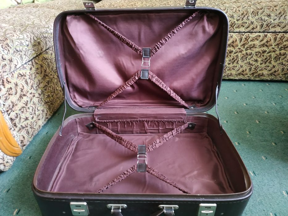Кожаный коричневый чемодан