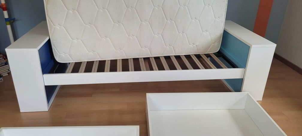 Cama com gavetões, colchão e cabide. Cores em tons de azul.