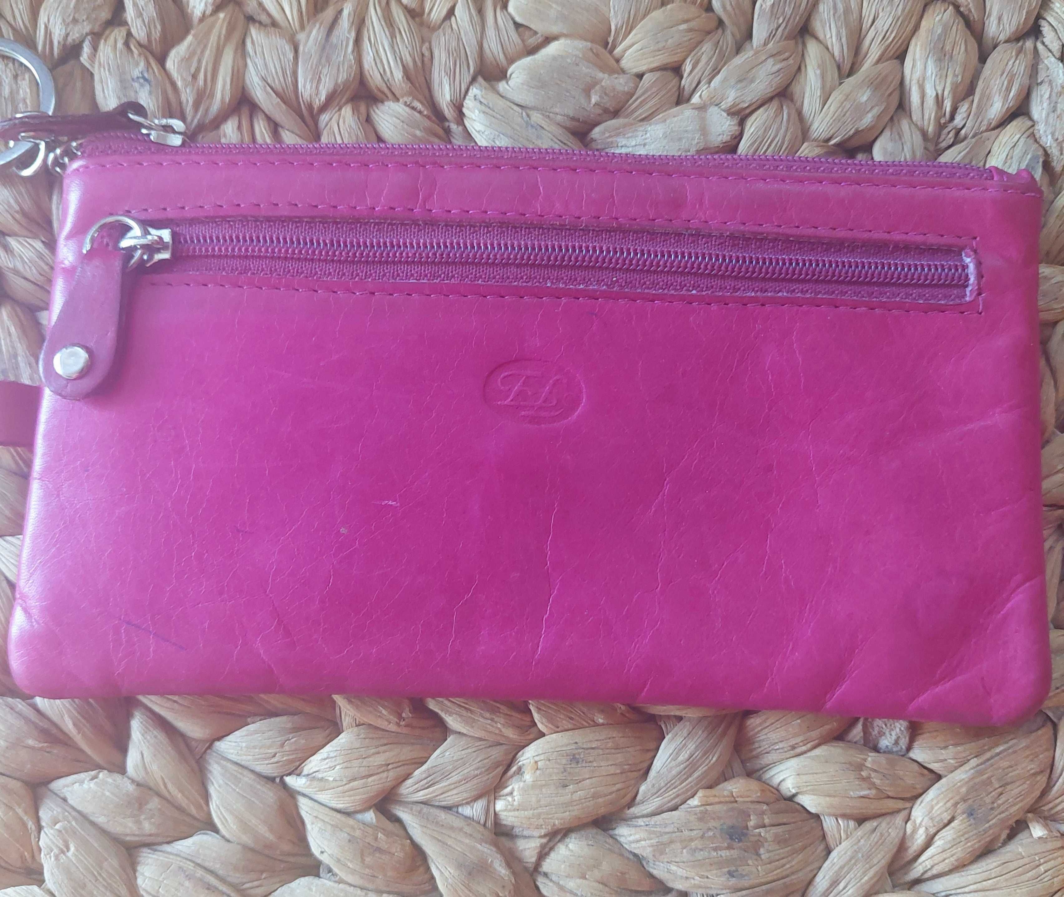 Piękny i bardzo zgrabny różowy portfel z lancuszkiem.na klucze.