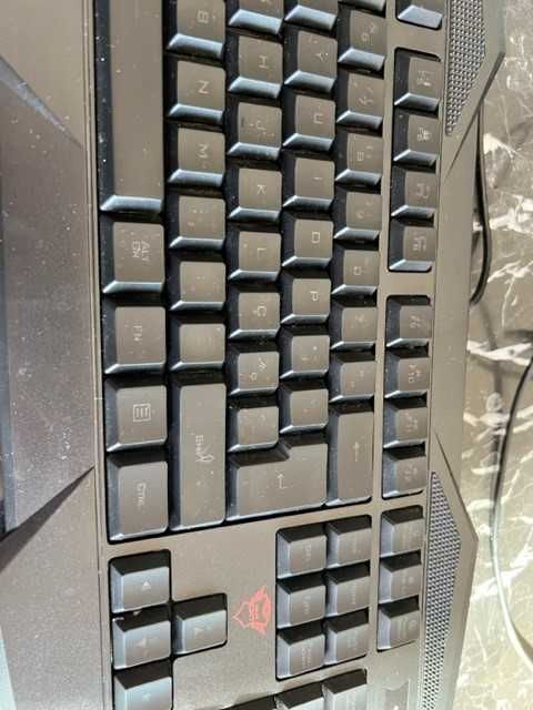 Teclado gaming AVONN com teclas iluminadas GXT 830RW com embalagem
