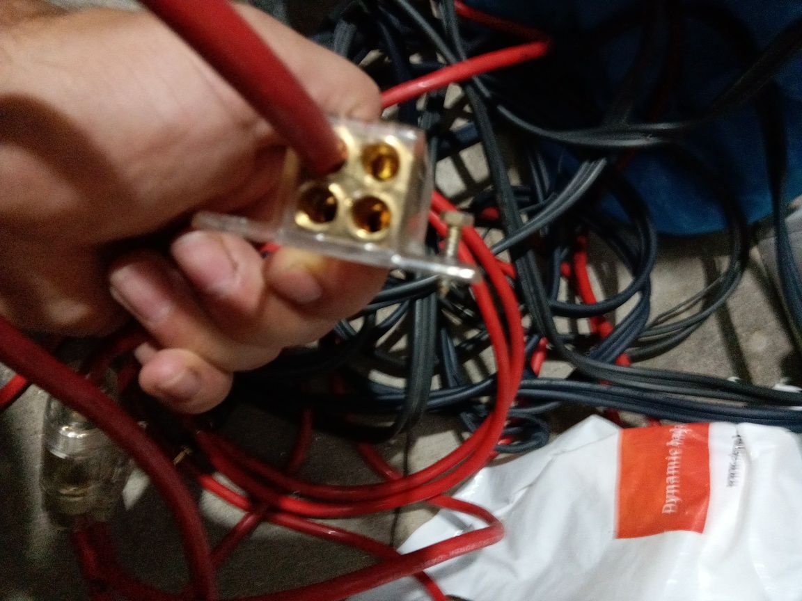 Cabo de 7mm + fusível + divisor com 4 saídas tudo banhado a ouro
