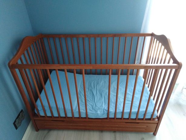 Drewniane łóżeczko niemowlęce z szufladą