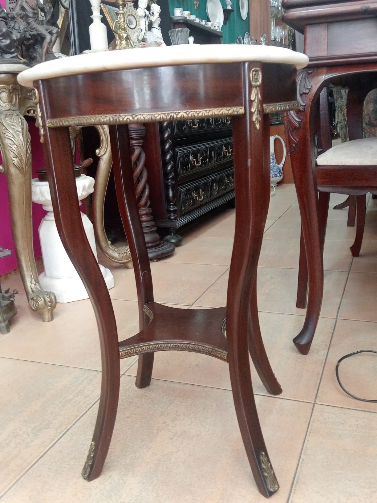 Mesa de apoio com pedra mármore