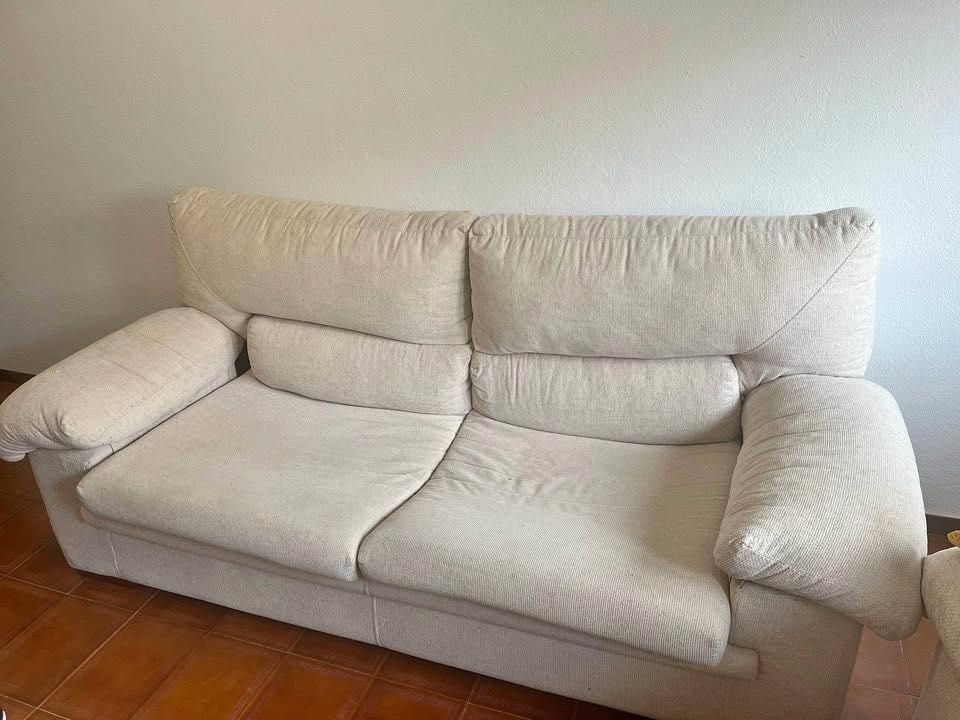 Conjunto de sofás em tecido bege
