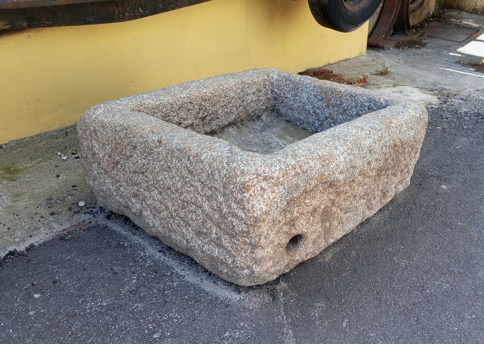 Antiga pia rectangular em pedra (81 x 64 x 31.5 cm)