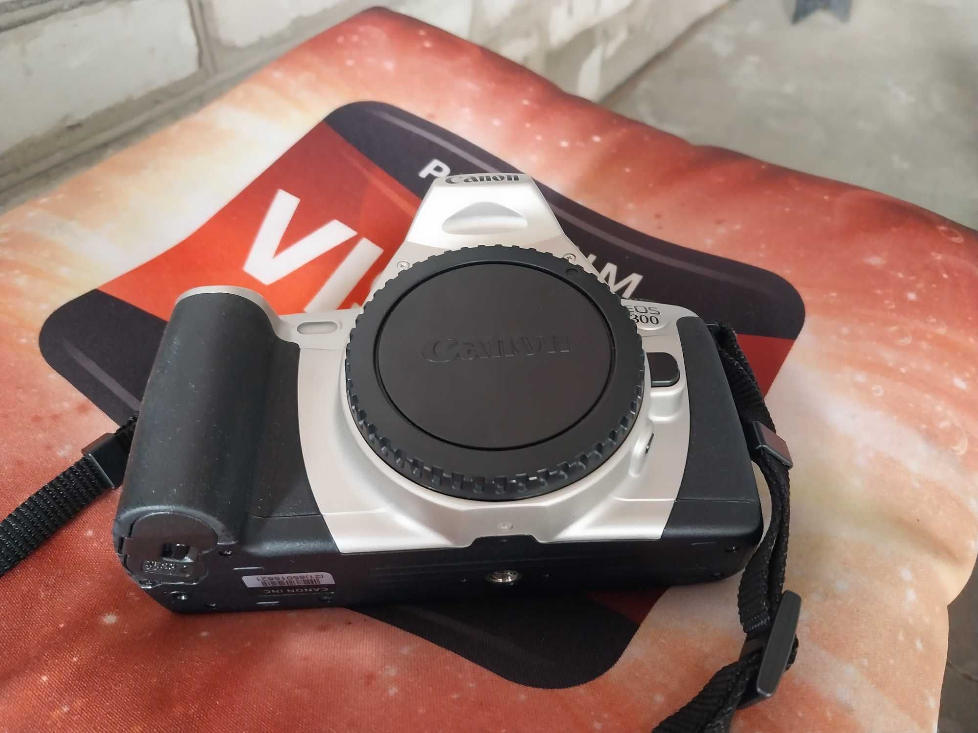 Продам фотоаппарат с объектовом Canon EOS 300 kit  Об'єктив Canon Zoom