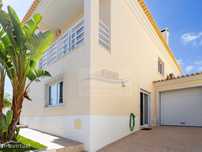 Moradia V4 Isolada de Gaveto com Jardim e Garagem - Charneca da Cap...