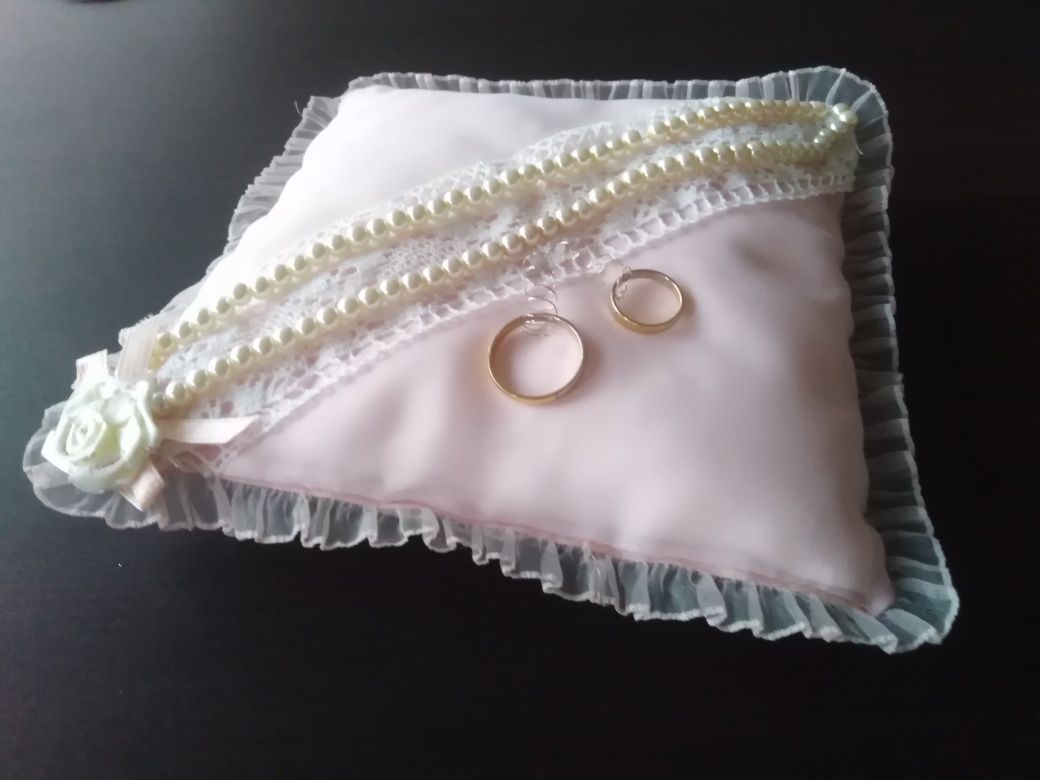Romantyczna poduszka na obrączki z perłami i koronką