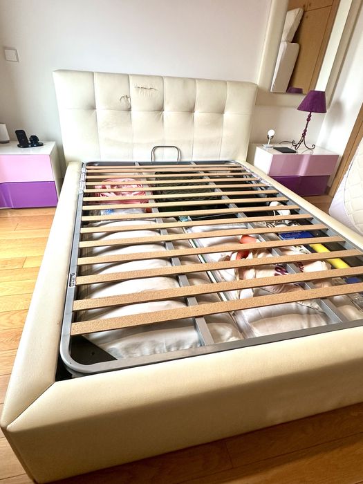 Cama em pele sintética branca rebatível