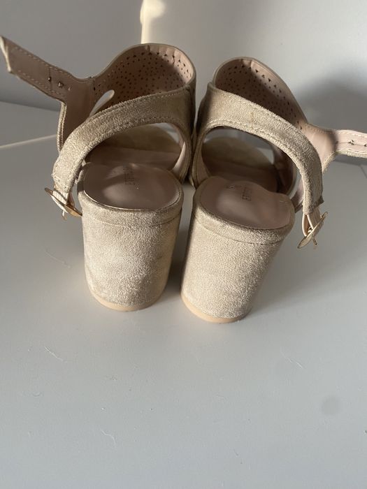 Sandálias de salto alto