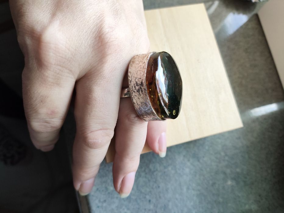 Srebrny pierścionek z bursztynem inkluzja liść srebro