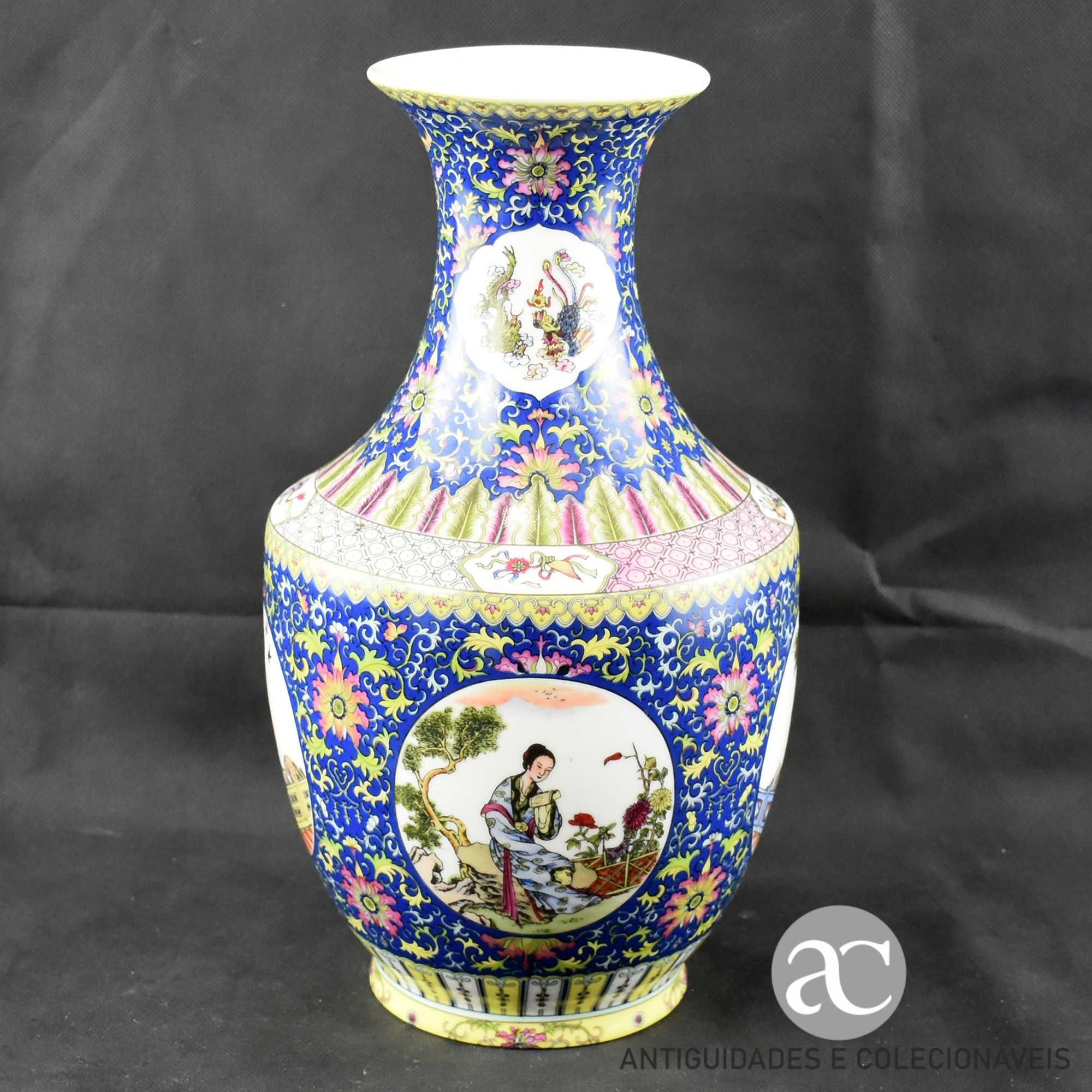 Jarra em porcelana da China decoração floral e figuras orientais