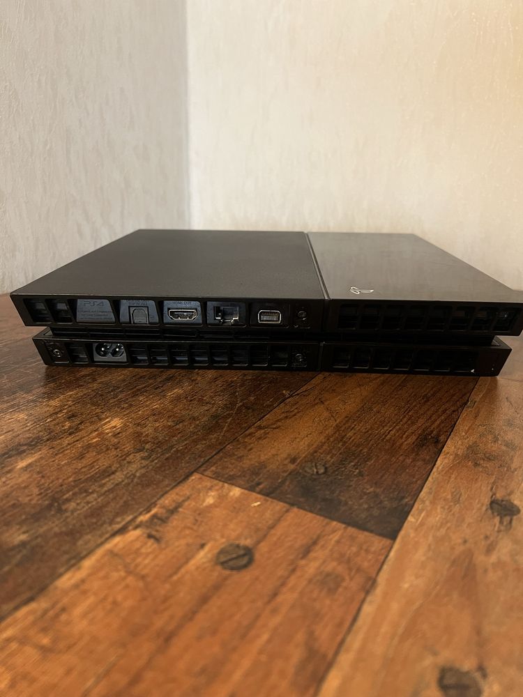 Ігрова приставка PS4
