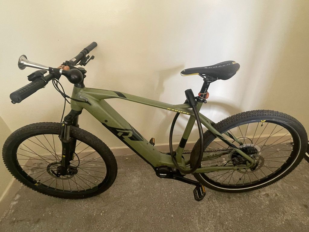Rower elektryczny z silnikiem Yamaha.