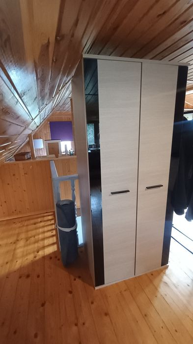 Szafa dwudrzwiowa z dwoma półkami i zawieszeniem na ubrania