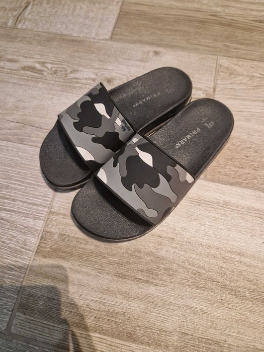 Vendo chinelos de menino tam 35 novos