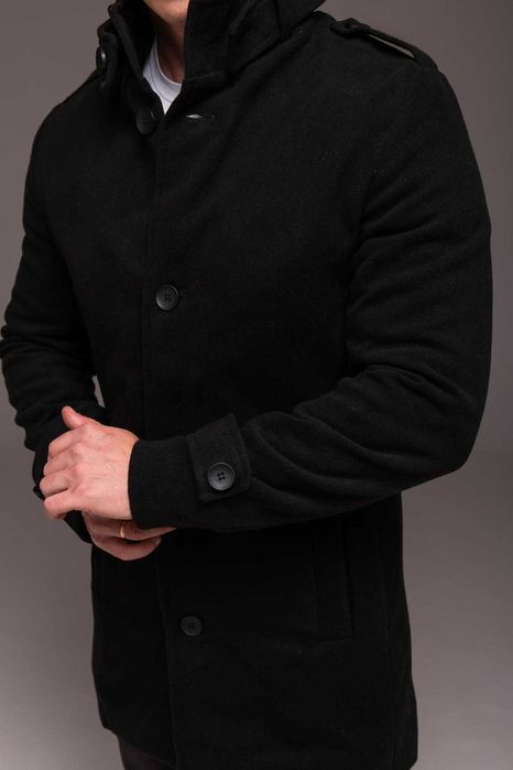 Чорне утеплене пальто