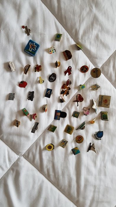 Saco cheio de Pins diversos