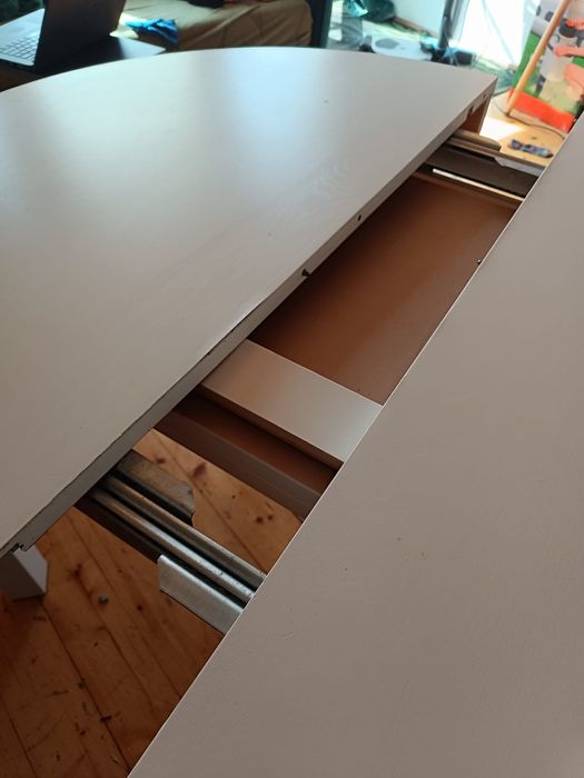 Stół IKEA BJURSTA – okrągły, rozkładany, biały