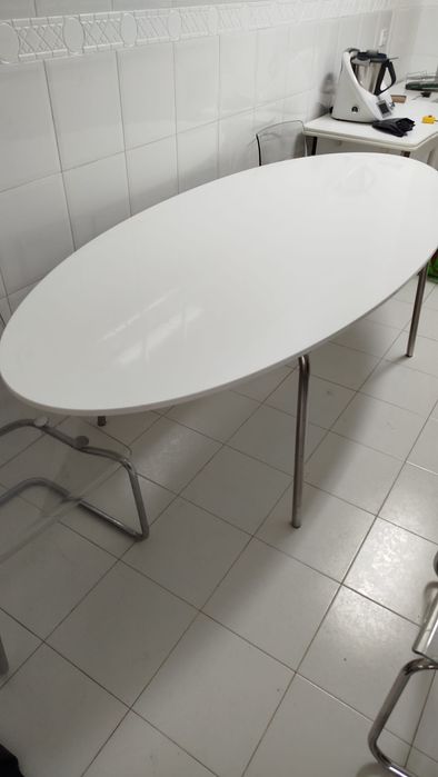 Mesa oval branca