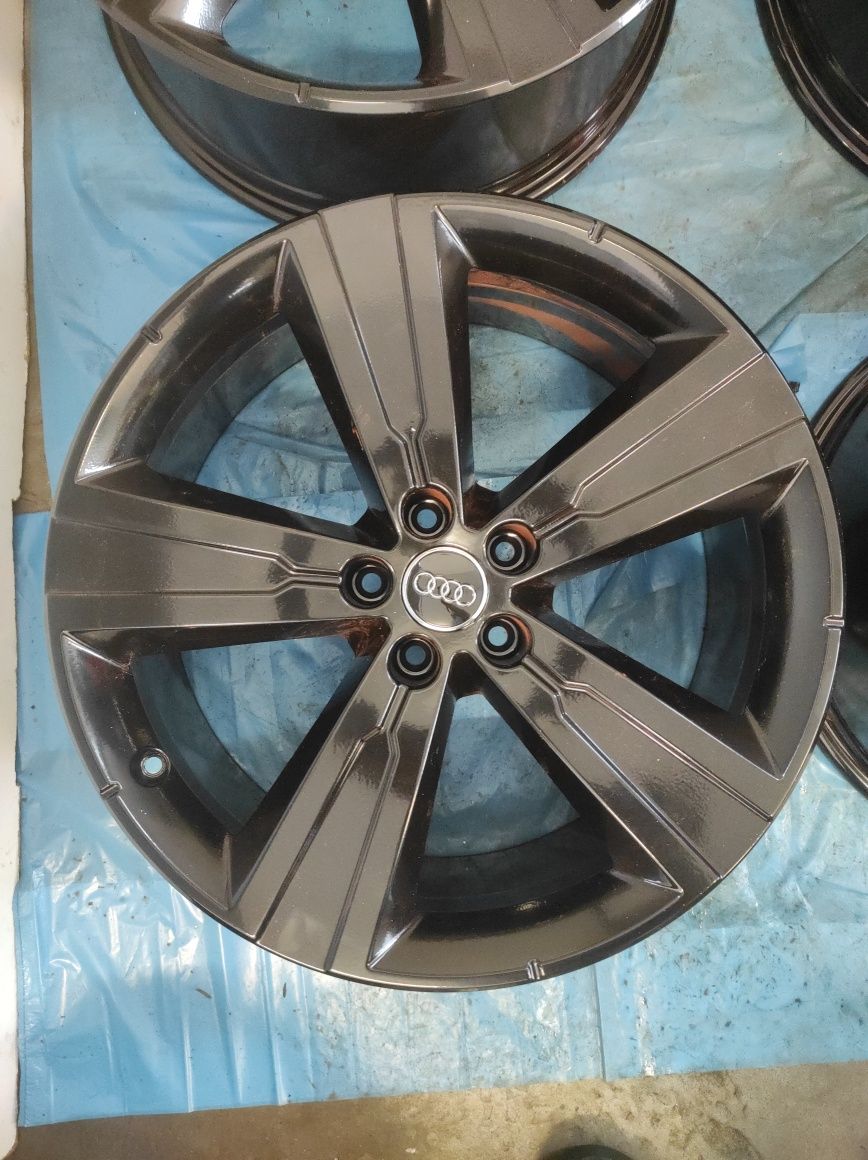 322 Felgi aluminiowe ORYGINAŁ AUDI R 20 5x112 otwór 66,6 CZARNE