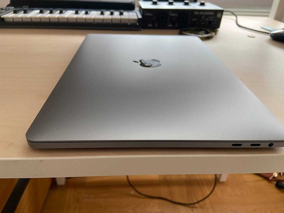 MacBook Pro 13” 2019 | i7 / 16GB RAM / 512GB SSD + 2 док-станції