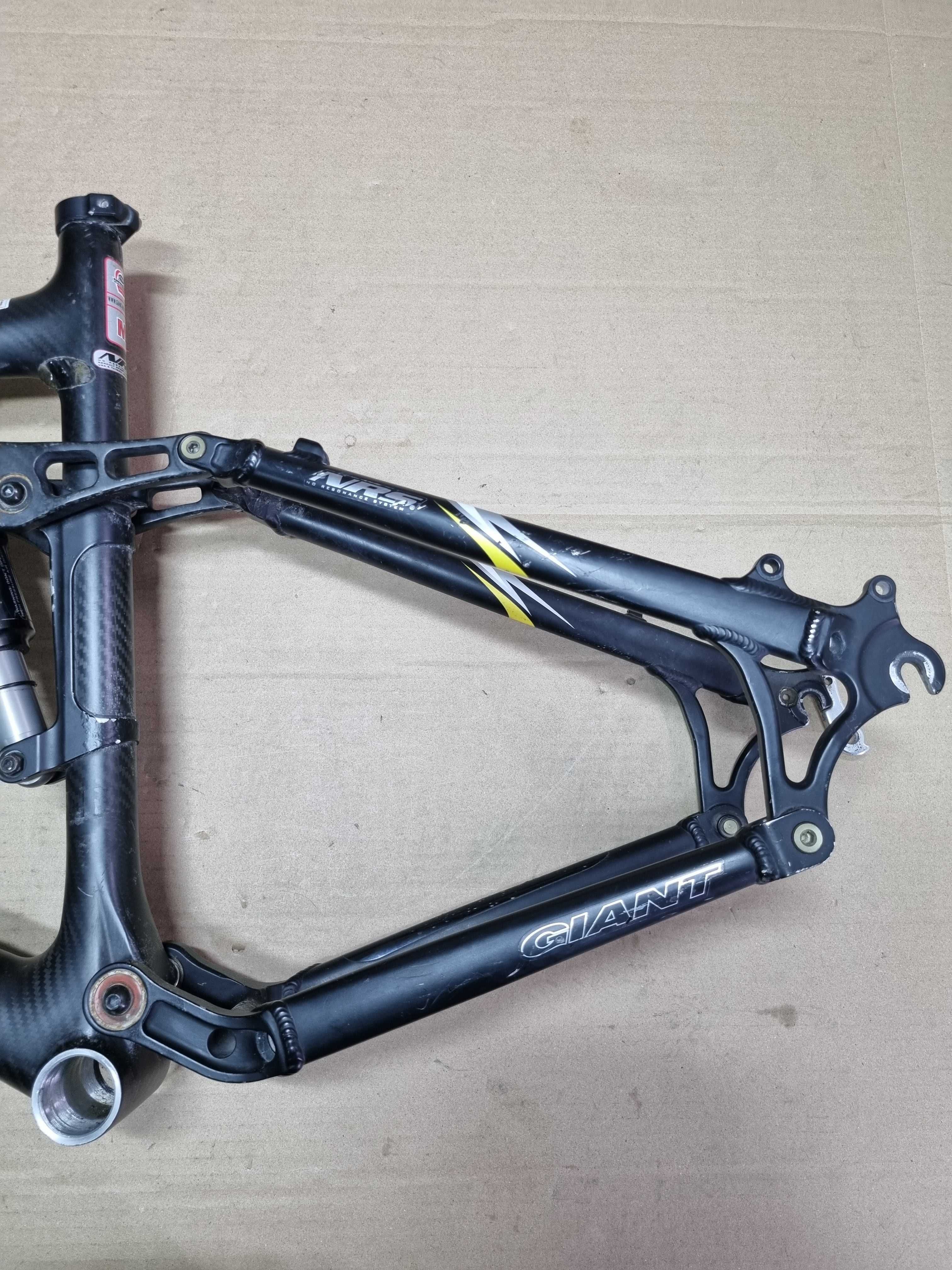 Rama typu full Giant NRS Carbon, pod 26