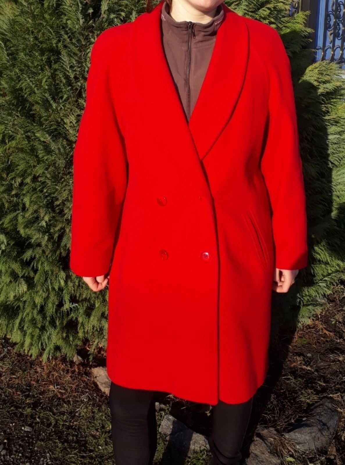 Продам жіноче класичне пальто червого кольору