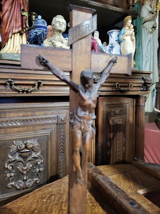 Stary rzeźbiony krzyż drewniany pasyjka