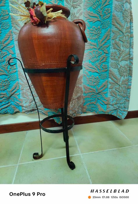 Jarro com base em ferro com 70cm de altura em excelente estado