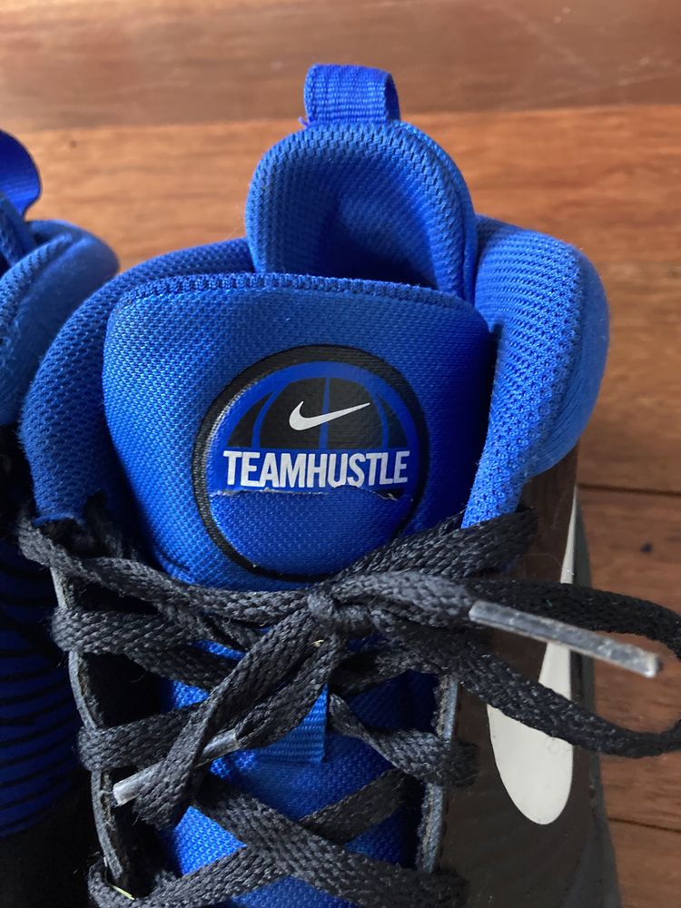 Buty za kostkę  Nike Team Hustle chłopięce 37,5 dł. wkł. 24,5