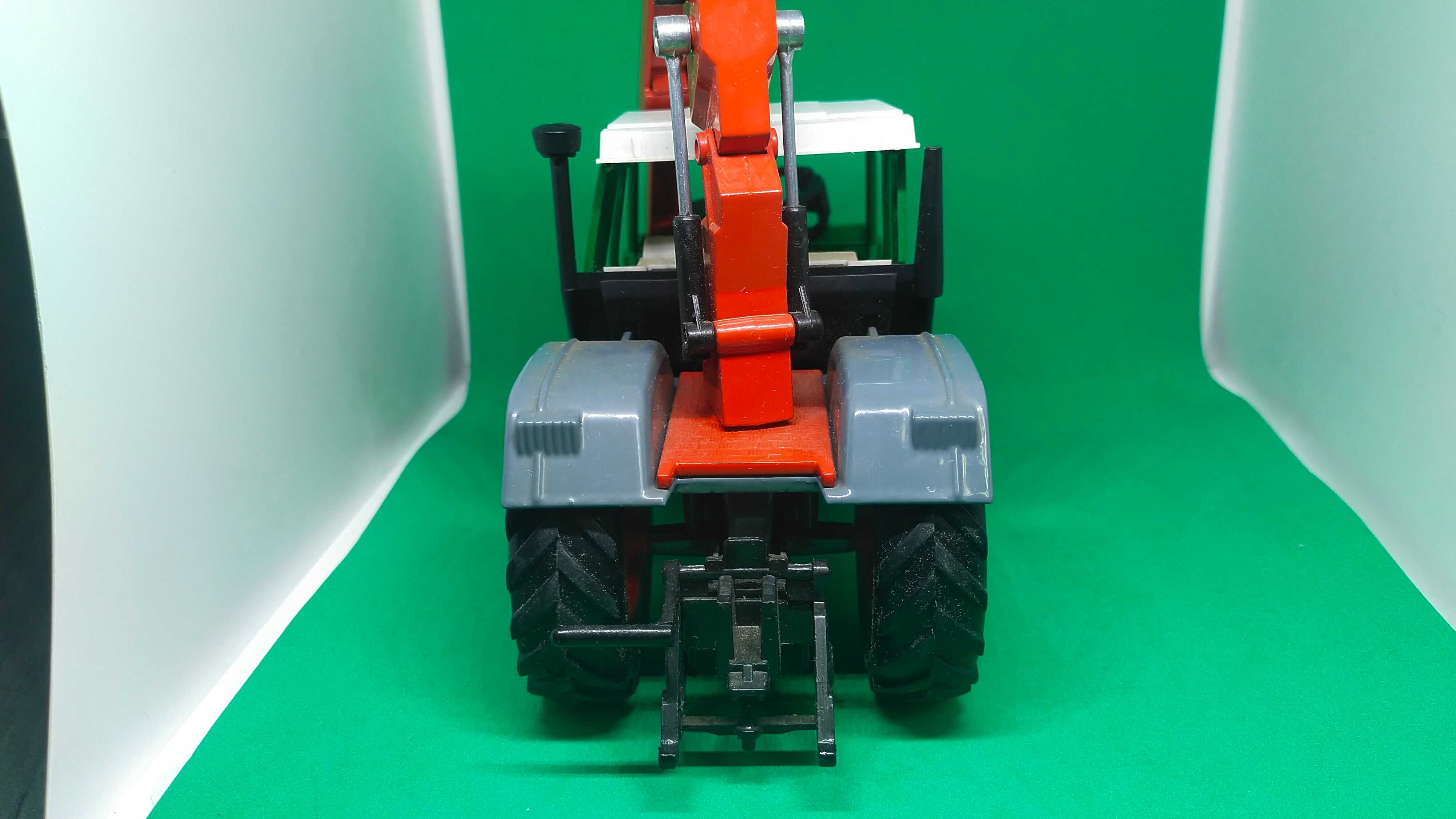 Siku Ciągnik Fendt Xylon do drzewa 1 32