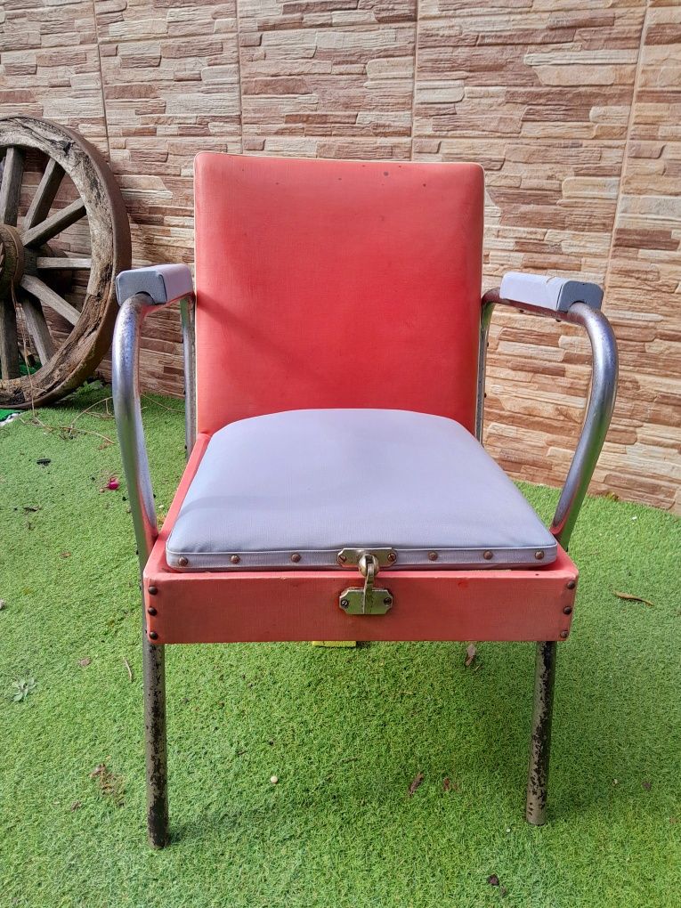 Antiga cadeira barbeiro com almofada rotativa
