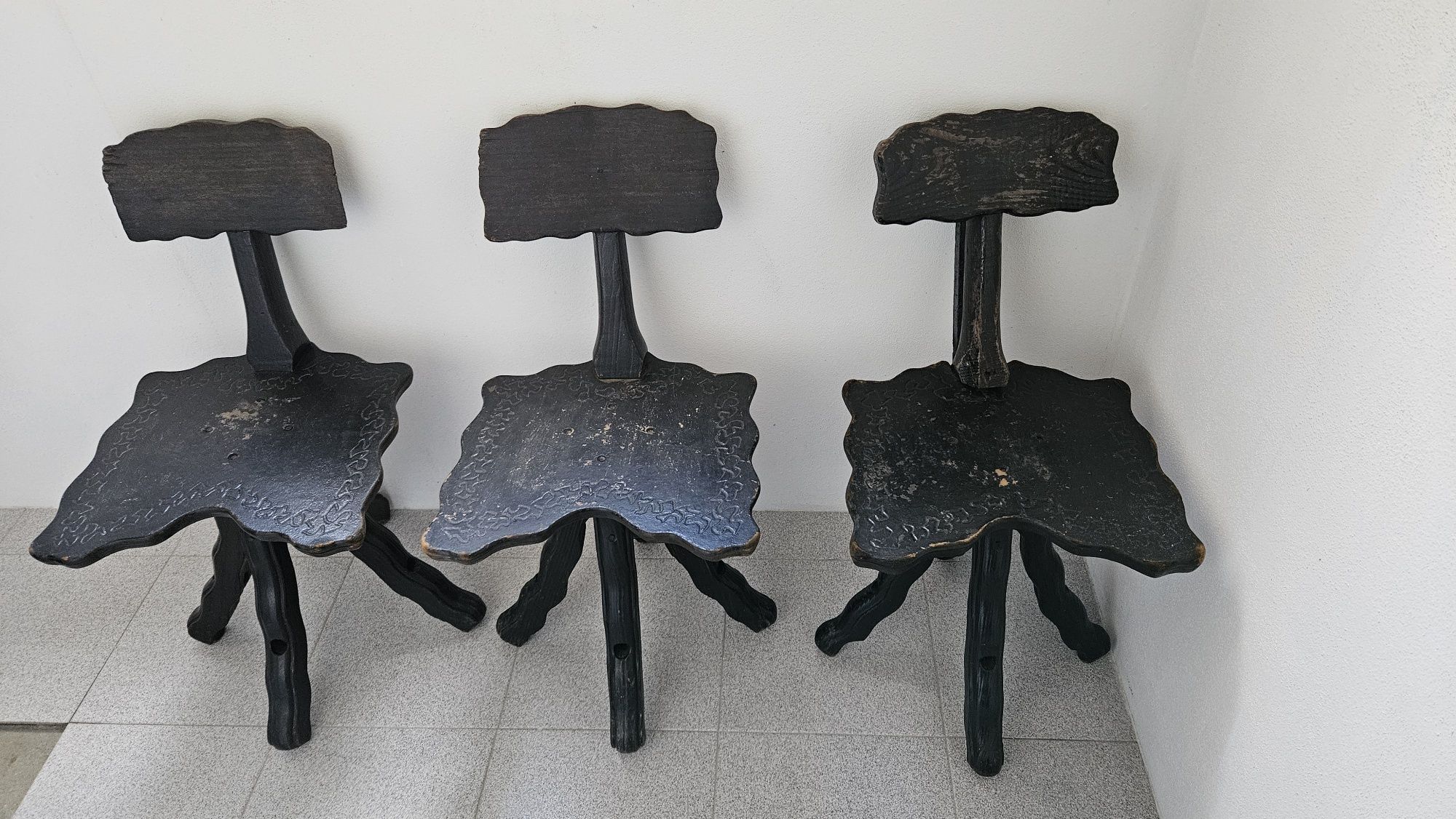 Cadeiras antigas em madeira escura
