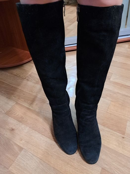 Гарні замшеві зимні чобітки